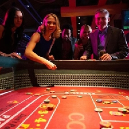 The Impact of Online Communities on Bitcoin Gambling