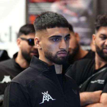 Adam Aziz Takes on Ohara Davis Live on Sky Sports Boxing